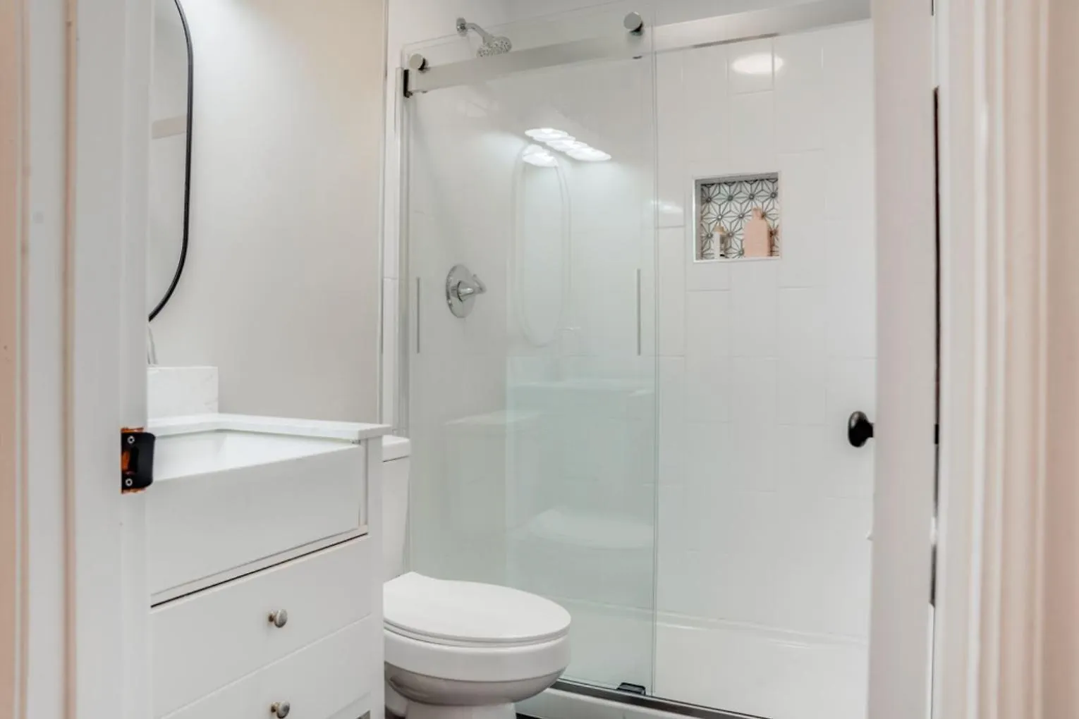 Charming 4-Bed Home With Modern Touches & Porch Louisville Holiday home