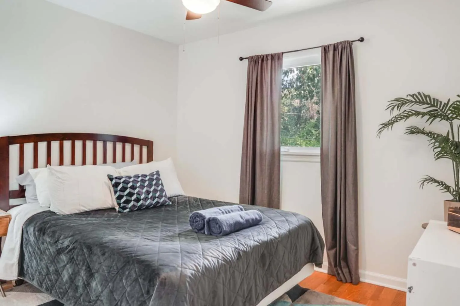 Charming 4-Bed Home With Modern Touches & Porch Louisville Holiday home